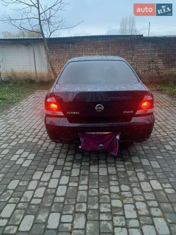 Седан Nissan Almera Classic 2010 в Ивано-Франковске