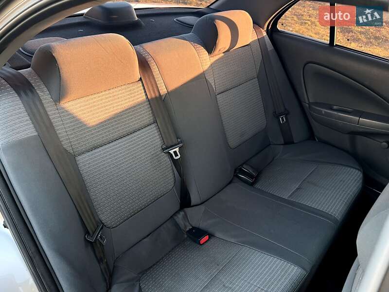 Седан Nissan Almera Classic 2010 в Черновцах