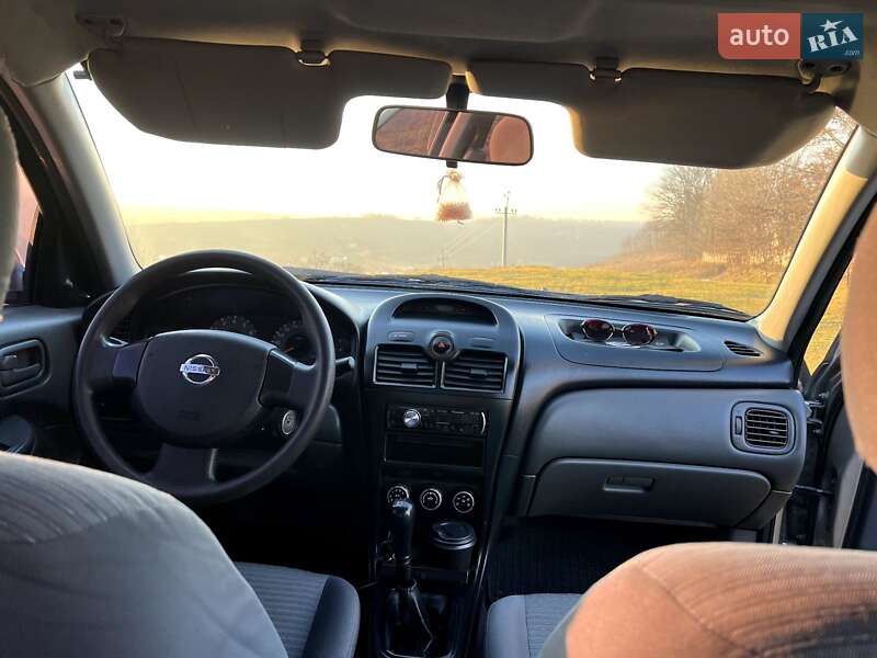 Седан Nissan Almera Classic 2010 в Черновцах