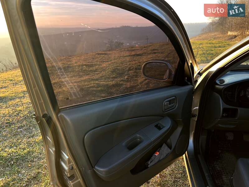 Седан Nissan Almera Classic 2010 в Черновцах