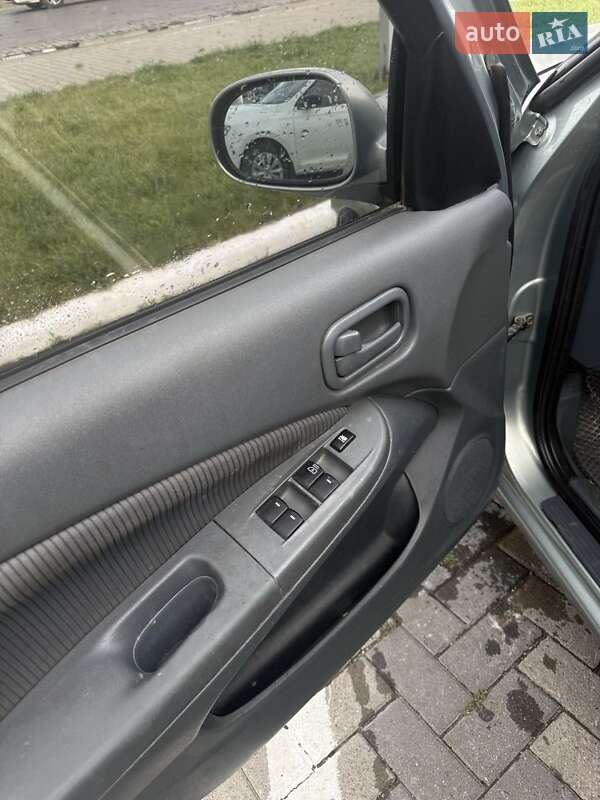 Седан Nissan Almera Classic 2007 в Черновцах