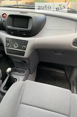 Хэтчбек Nissan Almera Tino 2004 в 