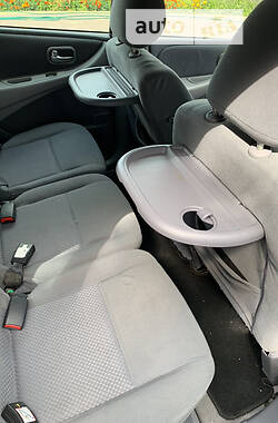 Хэтчбек Nissan Almera Tino 2004 в 