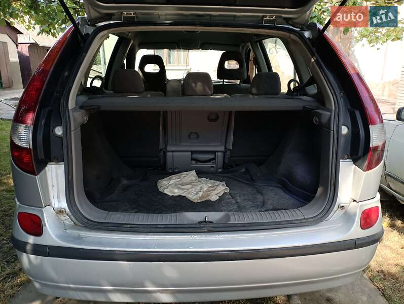 Nissan Almera Tino 2000