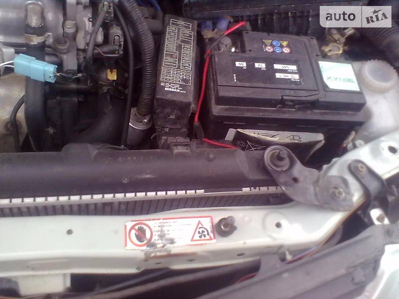 Хетчбек Nissan Almera 2001 в Ізмаїлі