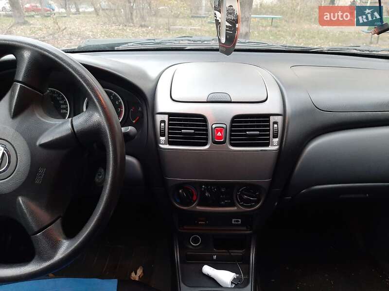 Седан Nissan Almera 2005 в Киеве