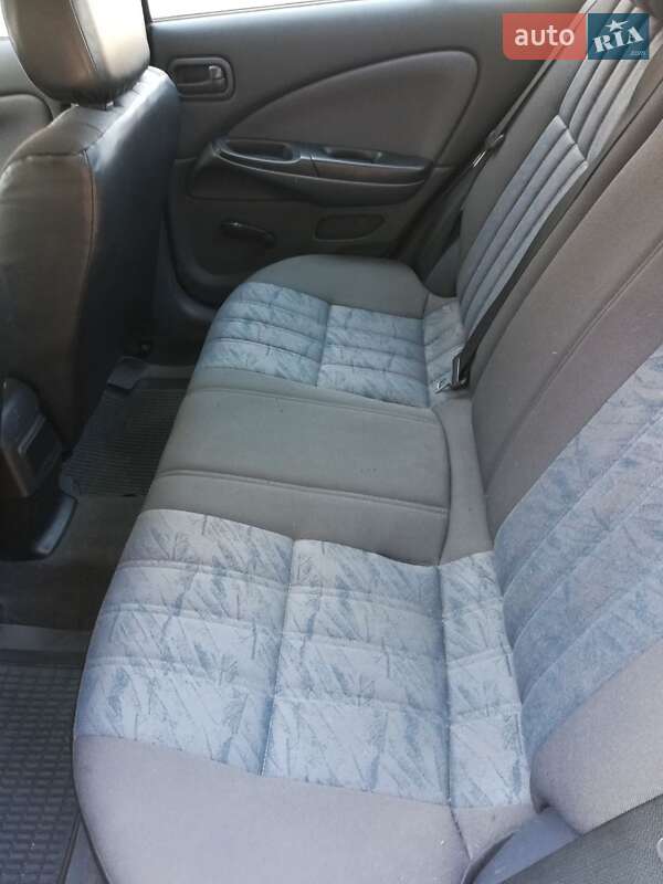 Седан Nissan Almera 2004 в Дніпрі