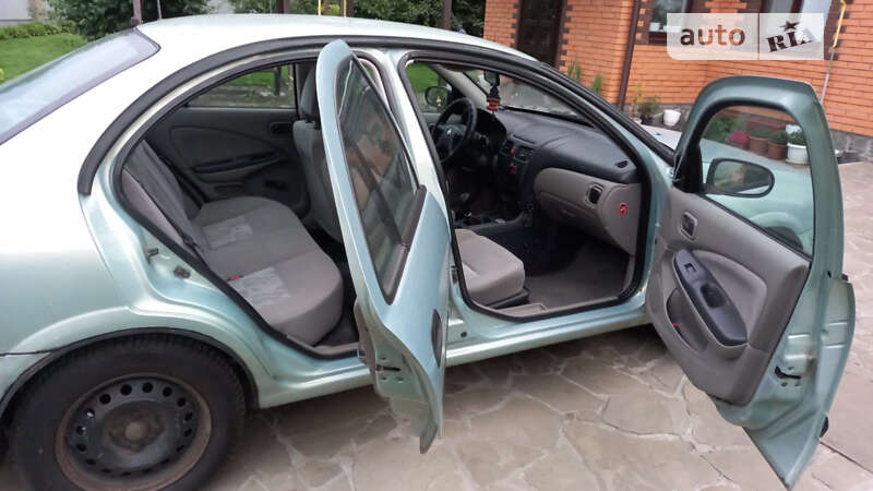 Седан Nissan Almera 2002 в Ужгороді