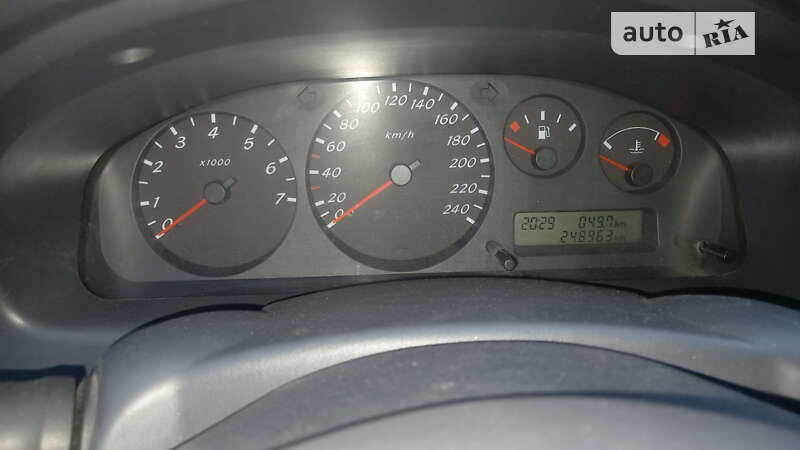 Седан Nissan Almera 2002 в Ужгороді