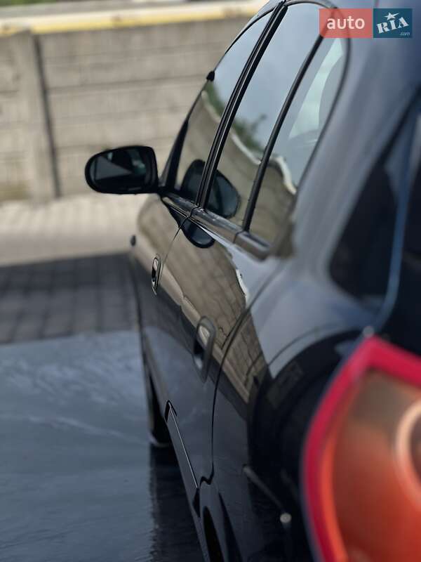 Хэтчбек Nissan Almera 2006 в Мукачево