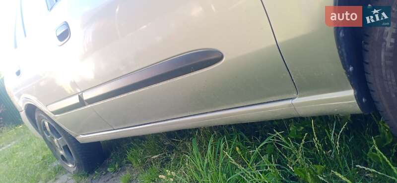 Седан Nissan Almera 2005 в Радивиліві