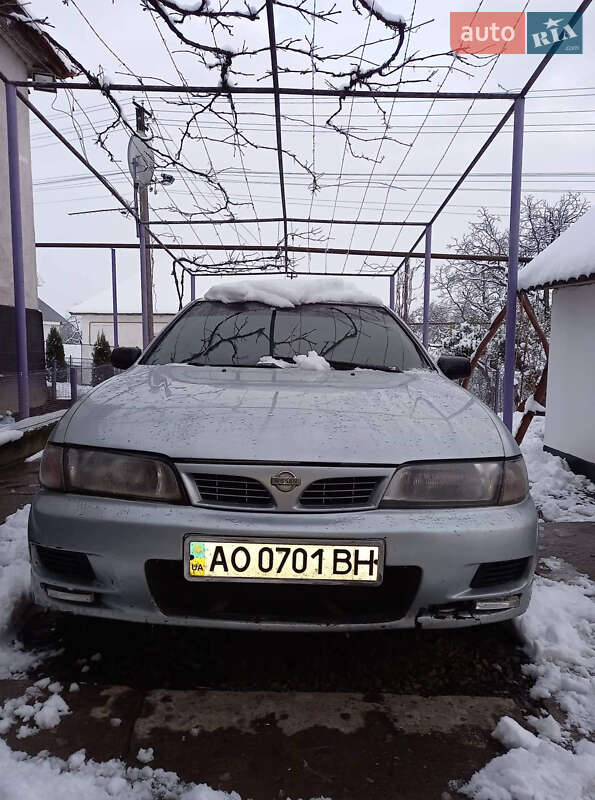 Хэтчбек Nissan Almera 1997 в Иршаве