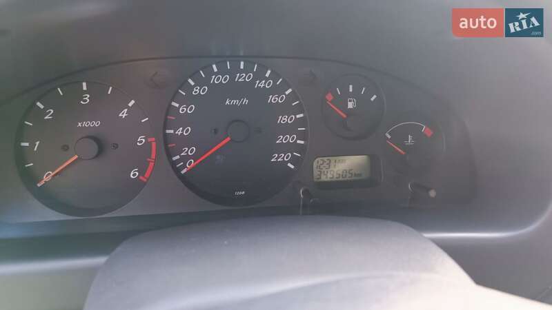 Хетчбек Nissan Almera 2000 в Білгороді-Дністровському