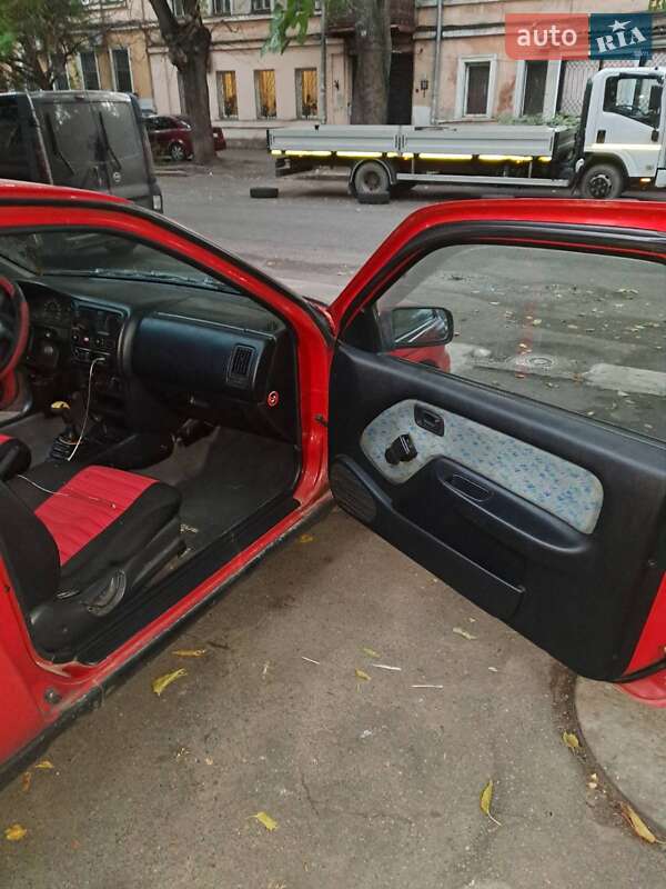 Хэтчбек Nissan Almera 1996 в Одессе
