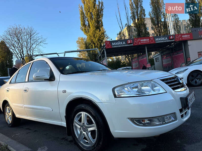 Седан Nissan Almera 2012 в Києві