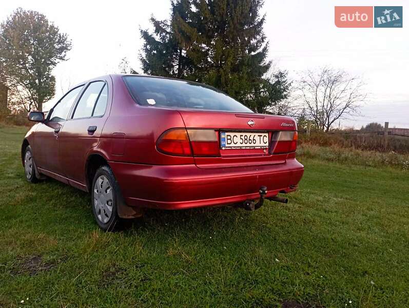 Седан Nissan Almera 1996 в Львове