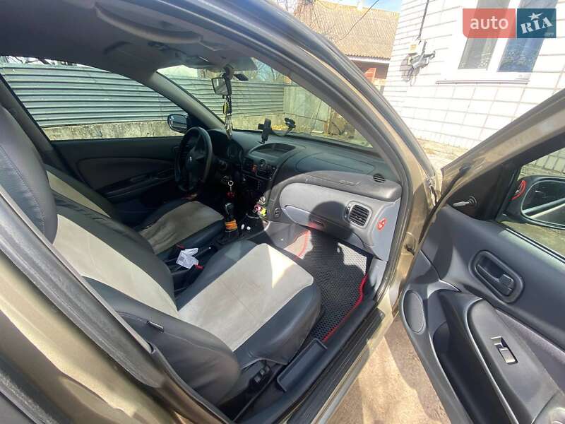Седан Nissan Almera 2004 в Калинівці