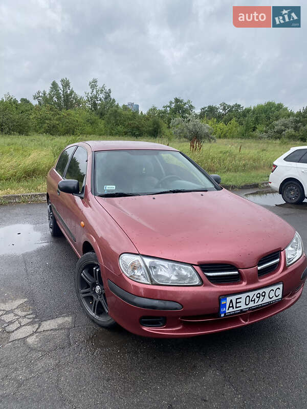 Хэтчбек Nissan Almera 2001 в 