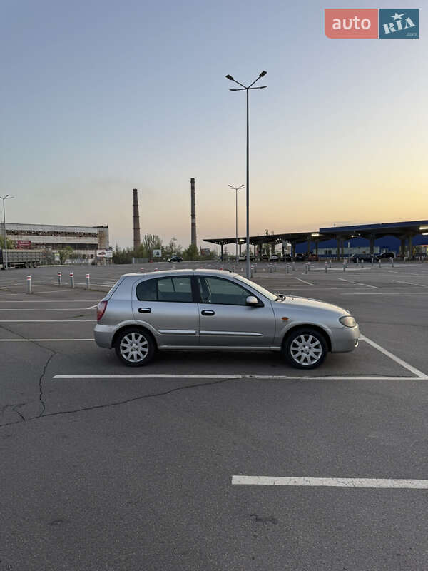 Хэтчбек Nissan Almera 2004 в Кривом Роге