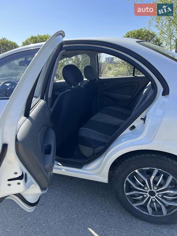 Седан Nissan Almera 2011 в Киеве фото 6 Седан Nissan Almera 2011 в Киеве