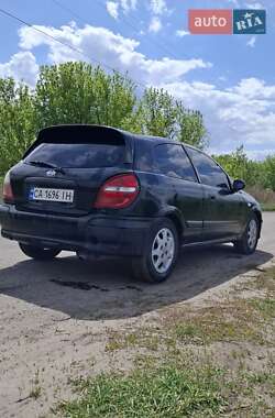 Хэтчбек Nissan Almera 2000 в 