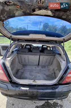 Хэтчбек Nissan Almera 2000 в 