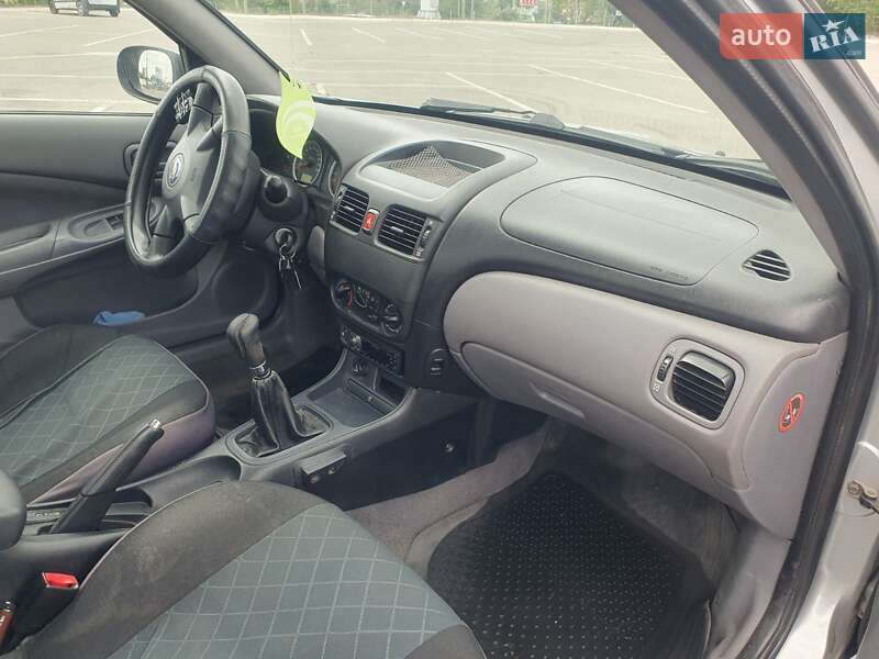 Седан Nissan Almera 2003 в Києві
