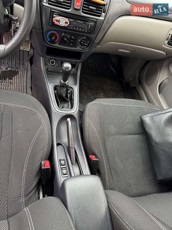 Седан Nissan Almera 2002 в Вінниці