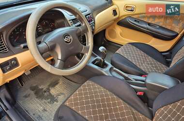 Хэтчбек Nissan Almera 2000 в 