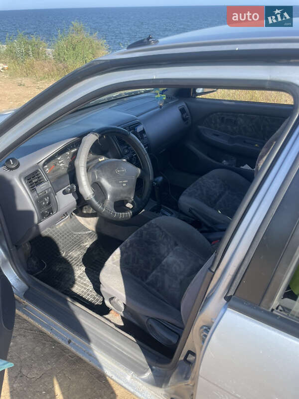Седан Nissan Almera 1998 в Одессе
