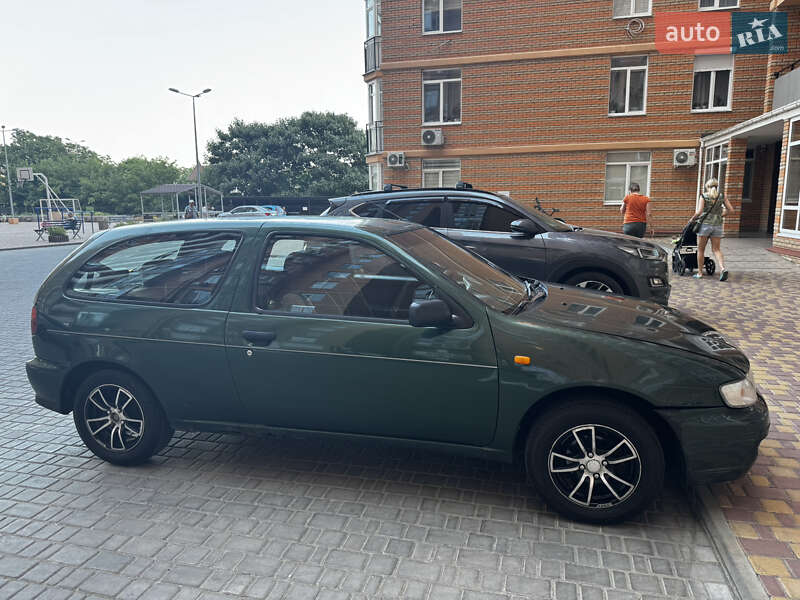 Хэтчбек Nissan Almera 1995 в Одессе