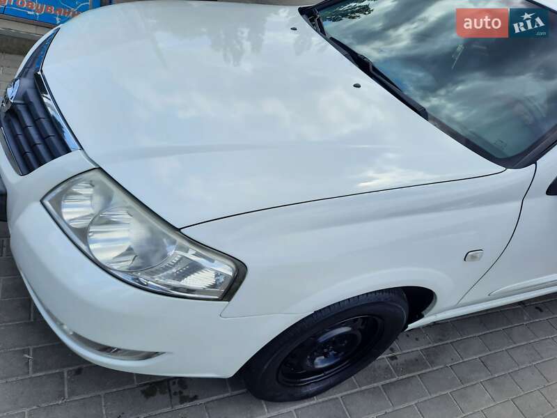 Седан Nissan Almera 2012 в Вараші