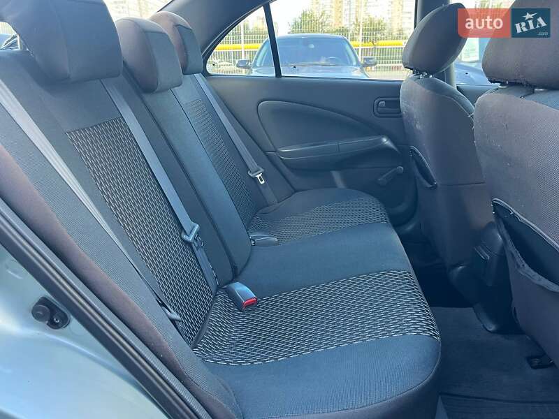 Седан Nissan Almera 2006 в Киеве