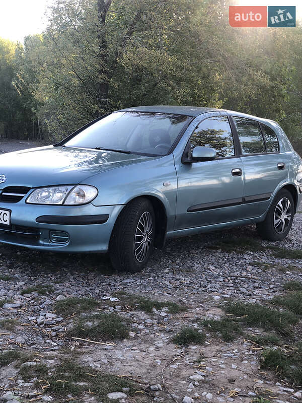 Хетчбек Nissan Almera 2000 в 