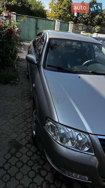 Седан Nissan Almera 2011 в Коростене
