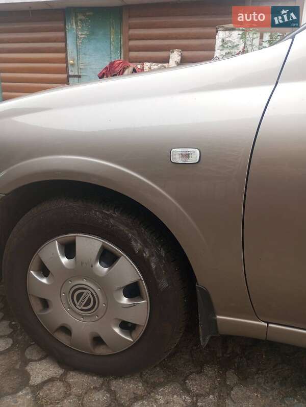 Седан Nissan Almera 2011 в Коростене