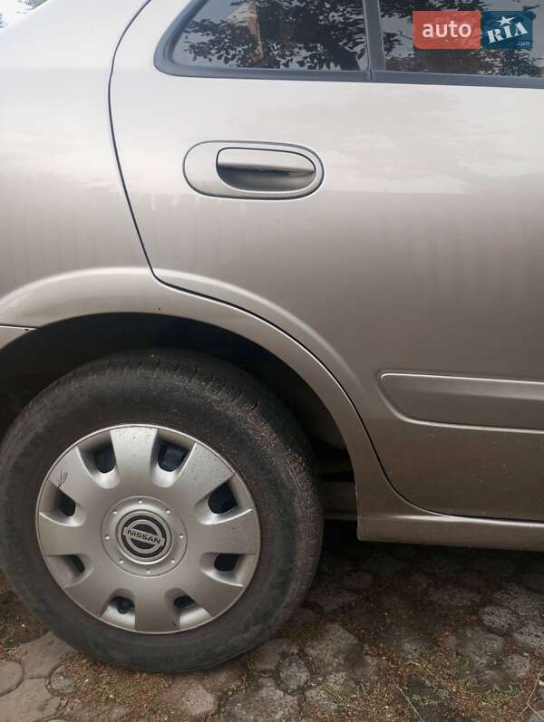 Седан Nissan Almera 2011 в Коростене