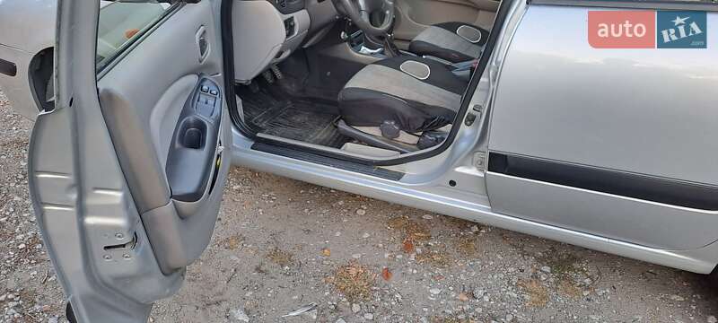 Хэтчбек Nissan Almera 2002 в Запорожье