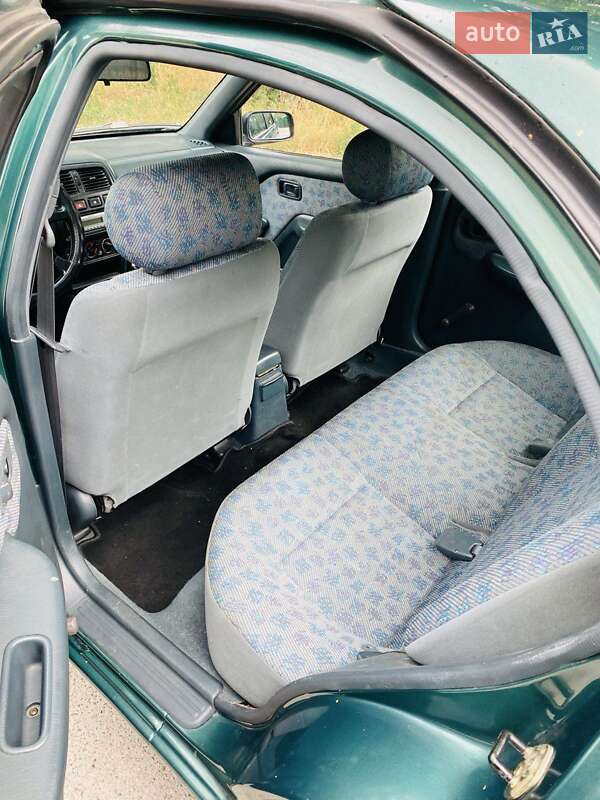 Седан Nissan Almera 1996 в Києві