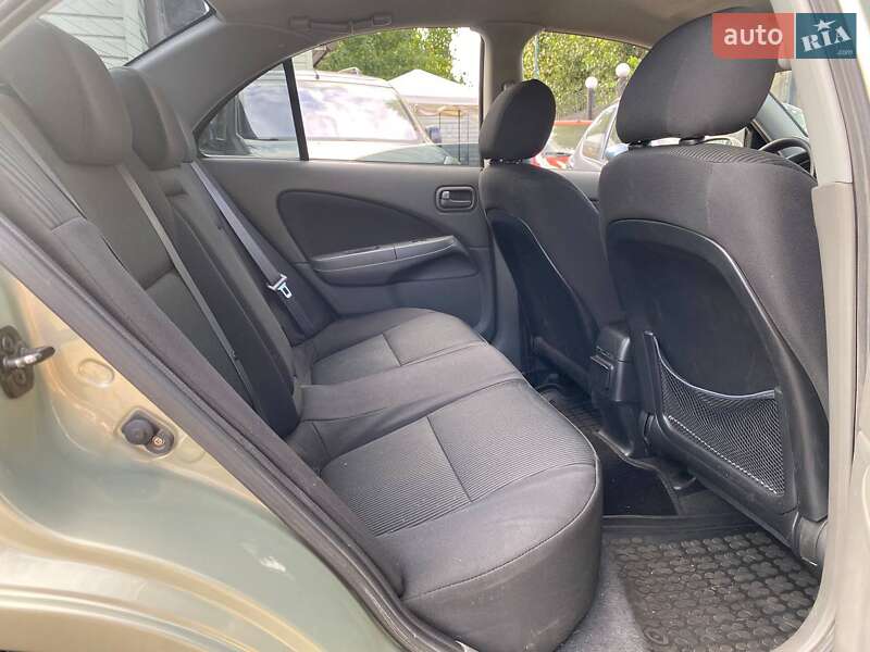 Седан Nissan Almera 2010 в Києві