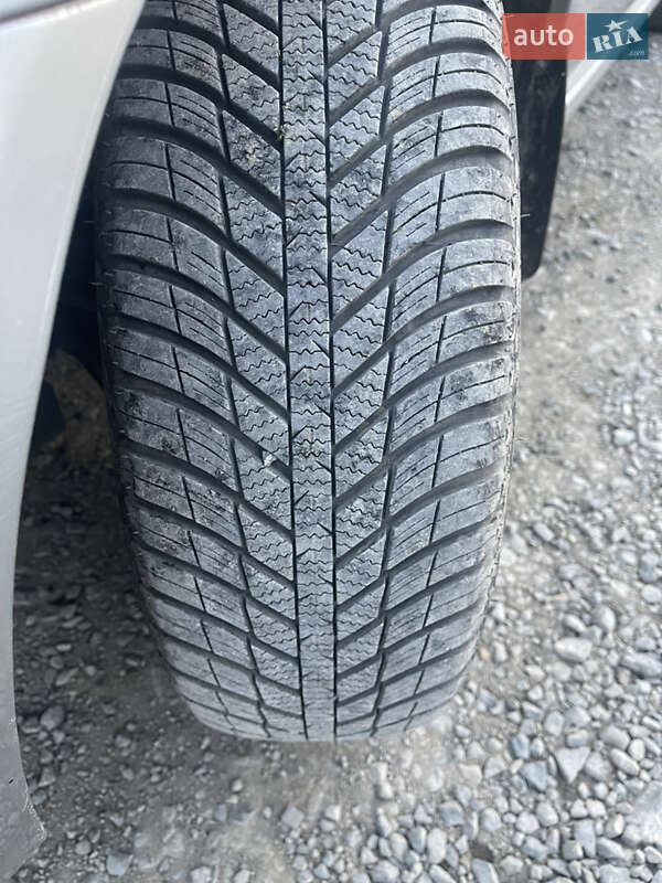 Седан Nissan Almera 2005 в Мукачевому