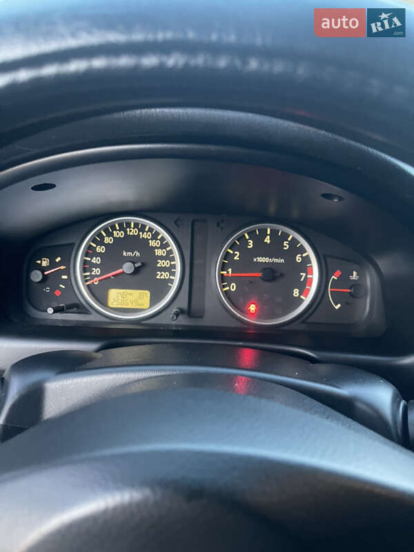 Седан Nissan Almera 2005 в Мукачевому