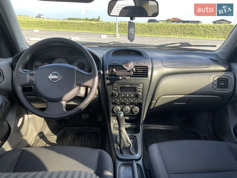 Седан Nissan Almera 2012 в Львові