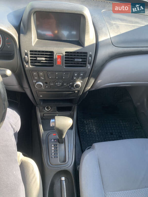 Хетчбек Nissan Almera 2003 в Чернівцях