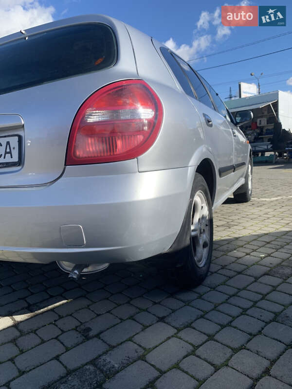 Хетчбек Nissan Almera 2003 в Чернівцях
