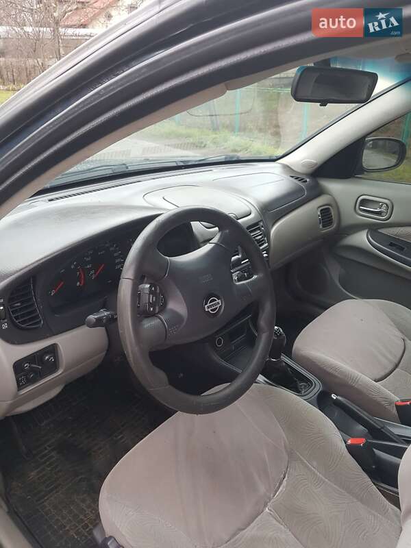 Хэтчбек Nissan Almera 2000 в Надворной