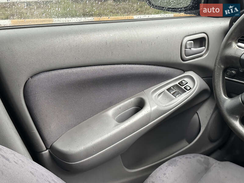 Седан Nissan Almera 2004 в Києві
