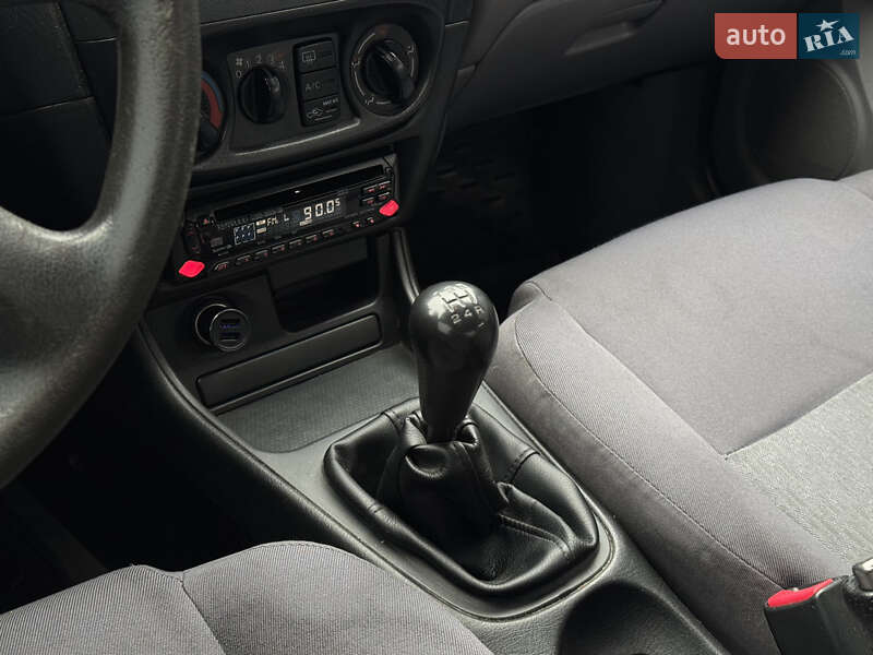 Седан Nissan Almera 2004 в Києві