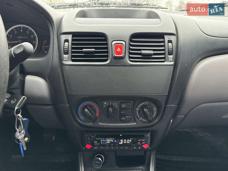 Седан Nissan Almera 2004 в Києві