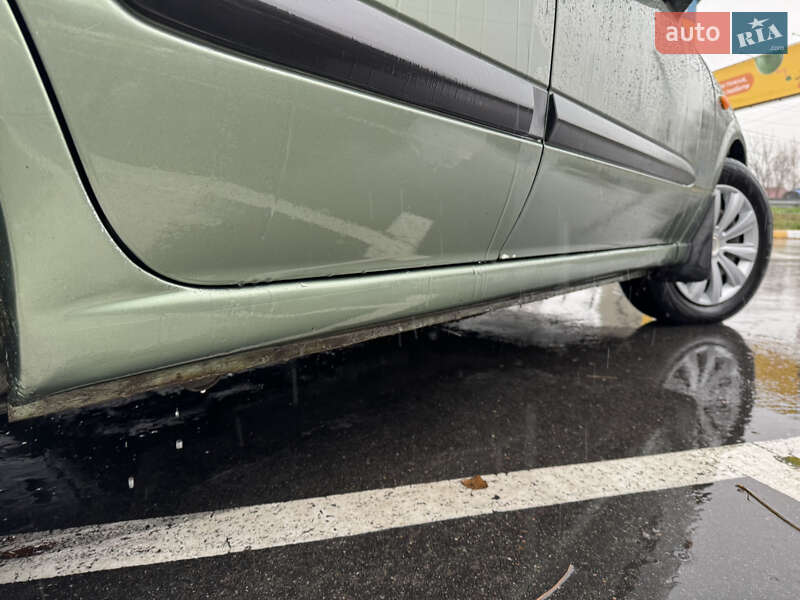 Седан Nissan Almera 2004 в Києві